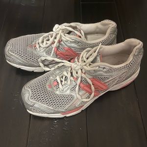 women size 10 new balance shoes